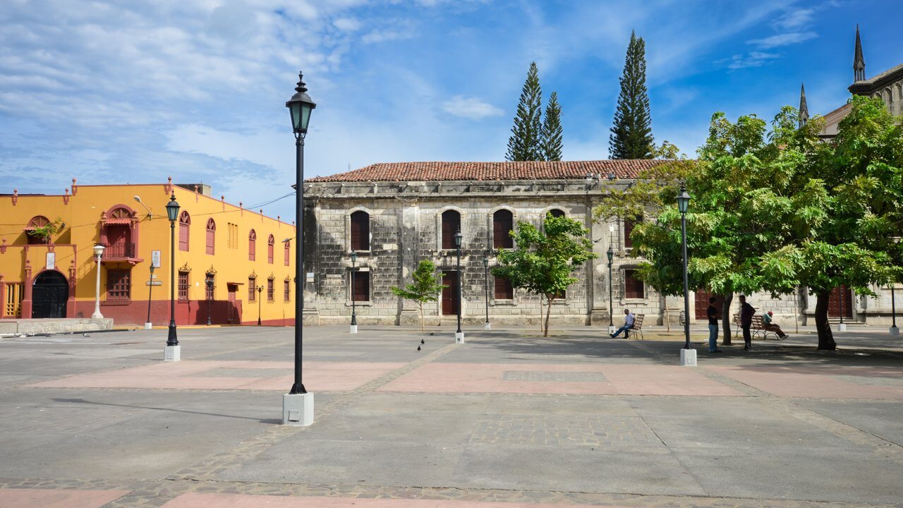 León